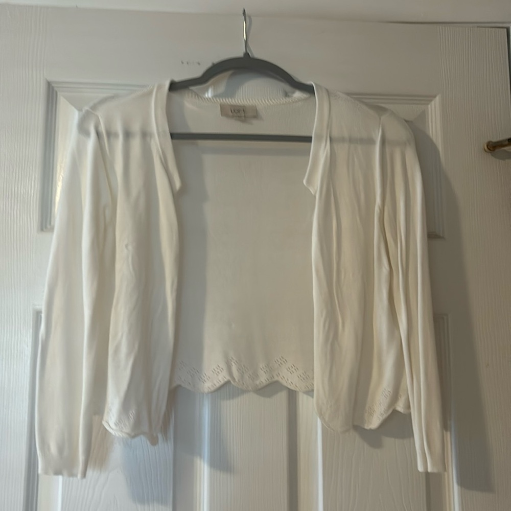😀3 for $20😀 Loft outlet white small cartigan design on bottom.Great condition